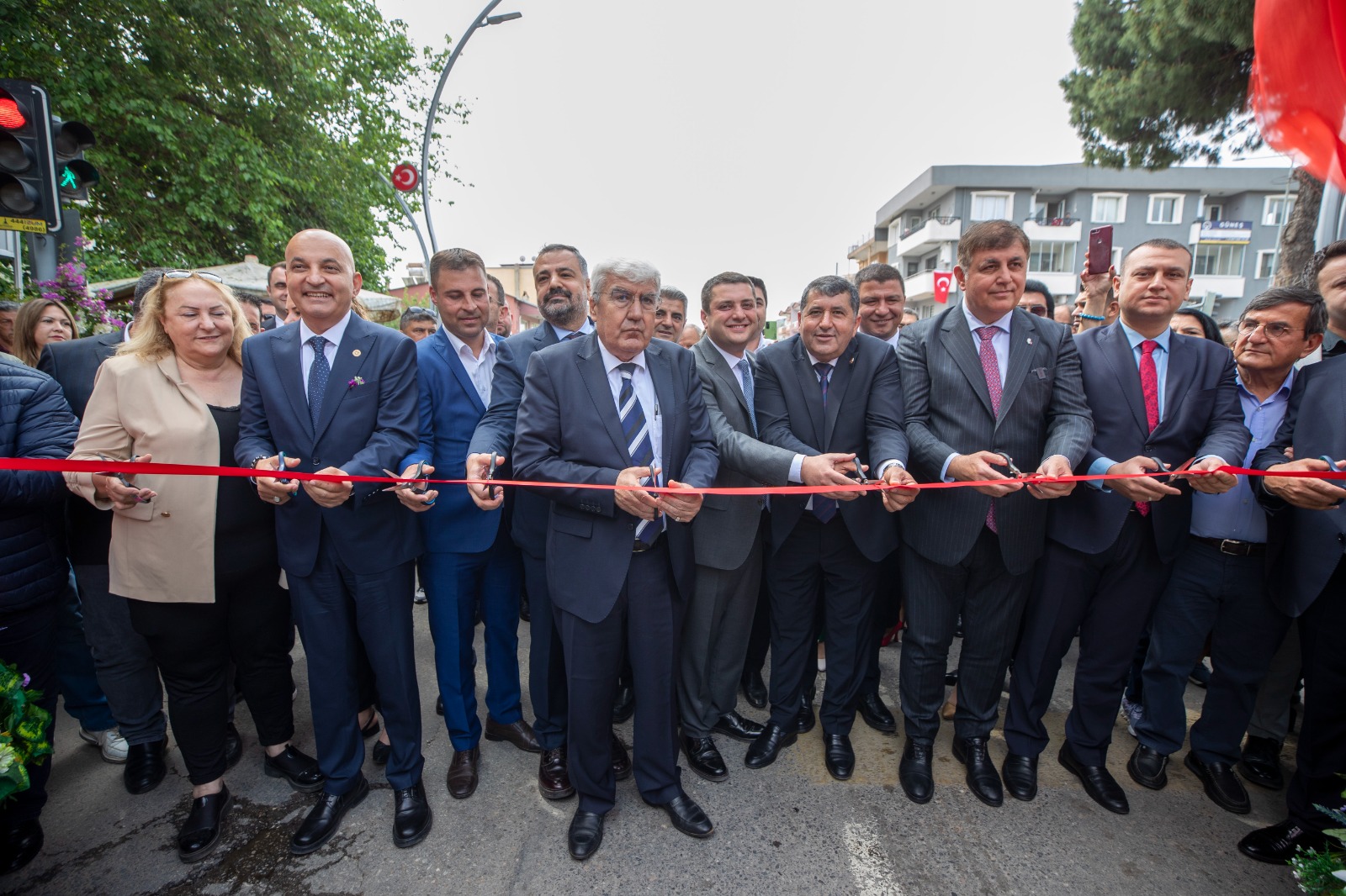 İzmir’in geleneksel festivaliyle Bayındır’da yine çiçekler açtı