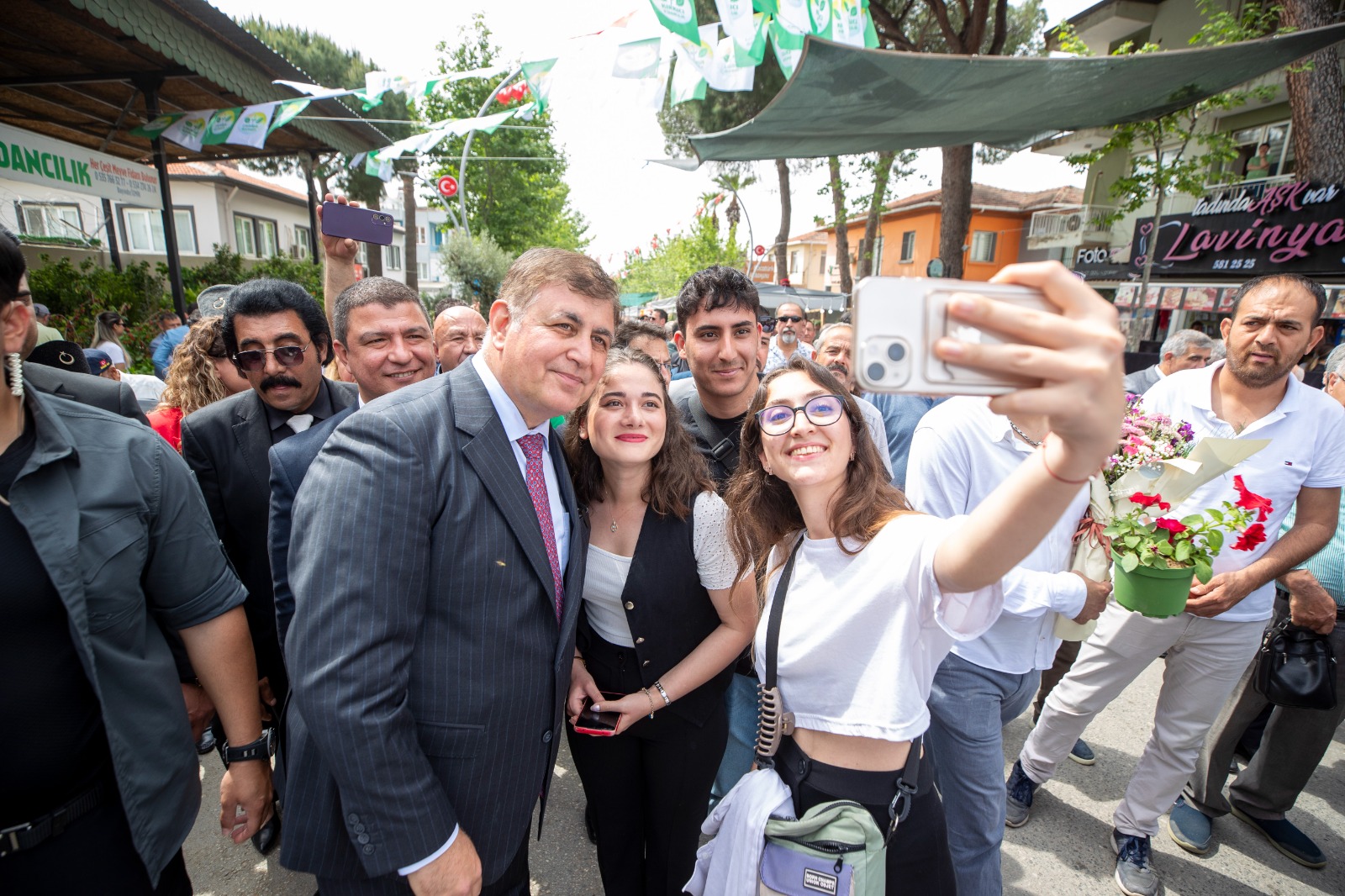 İzmir’in geleneksel festivaliyle Bayındır’da yine çiçekler açtı
