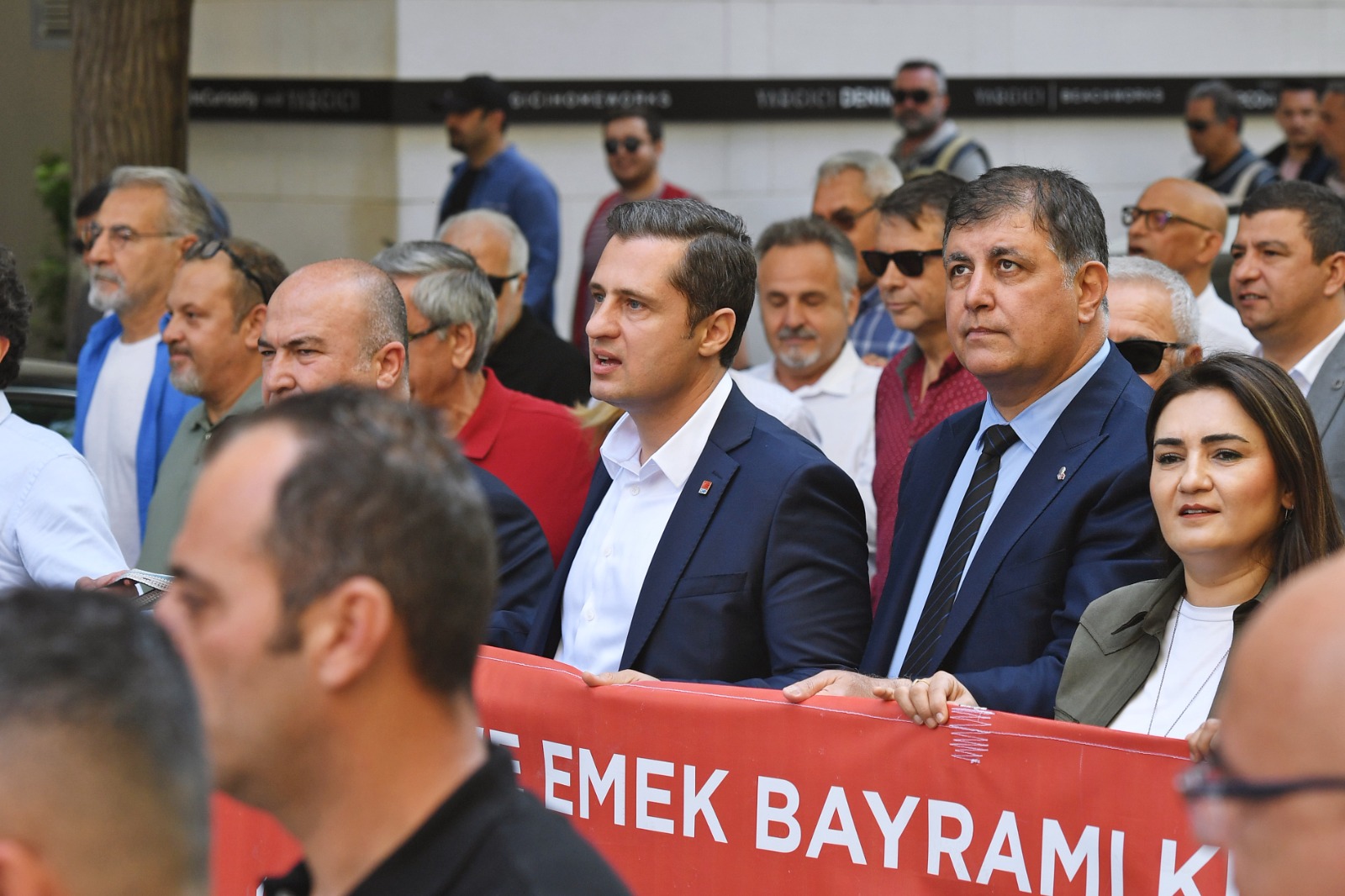 Başkan Tugay emekçilerin 1 Mayıs coşkusuna ortak oldu