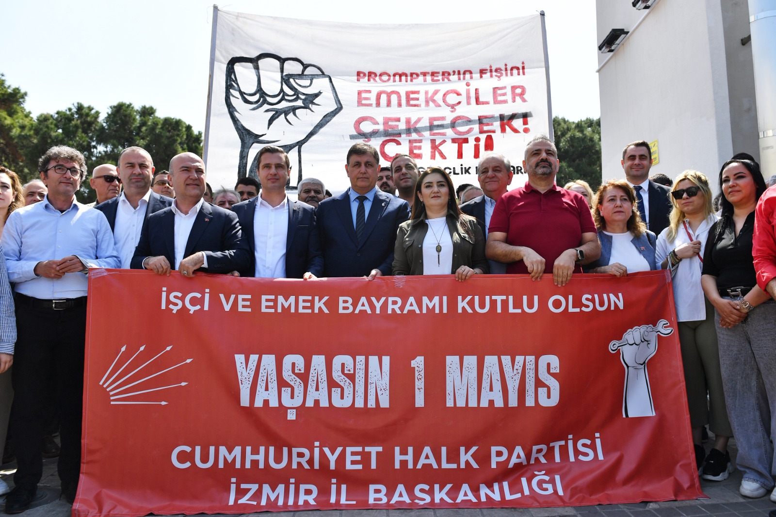 Başkan Tugay emekçilerin 1 Mayıs coşkusuna ortak oldu