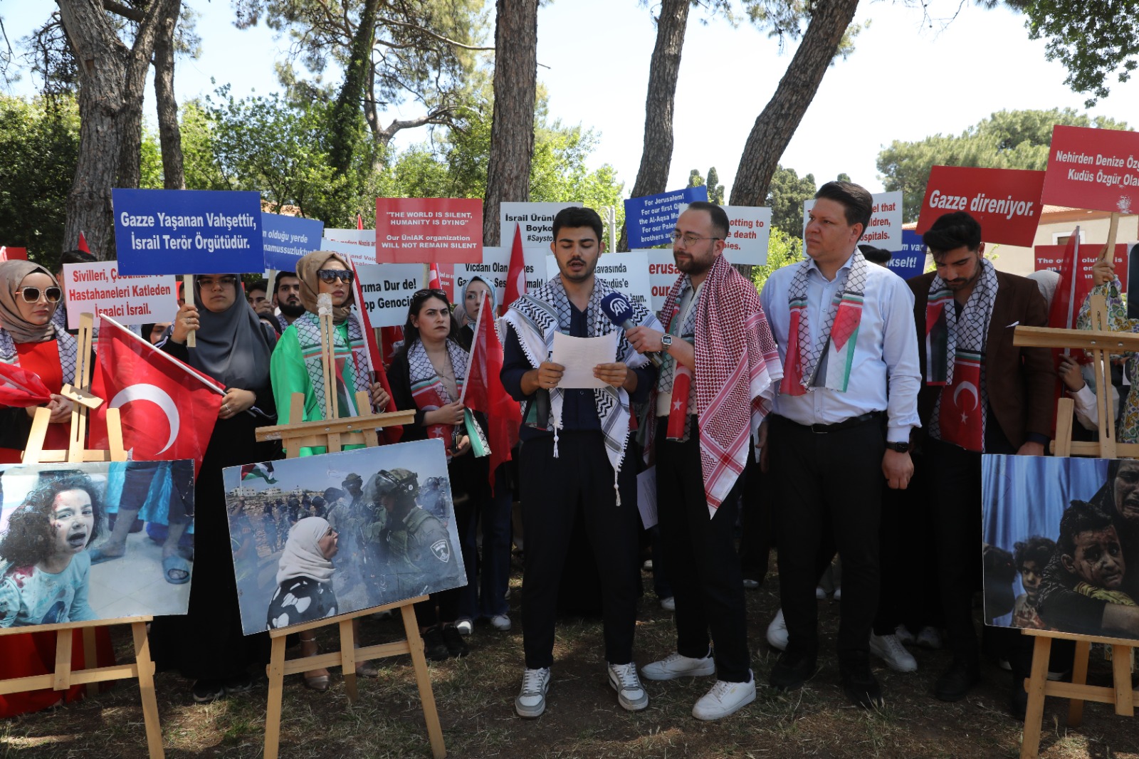 AK Parti İzmir Gençlik Kolları Üniversiteler Teşkilatı, DEÜ'de İsrail'in Gazze'ye yönelik saldırılarını protesto etti