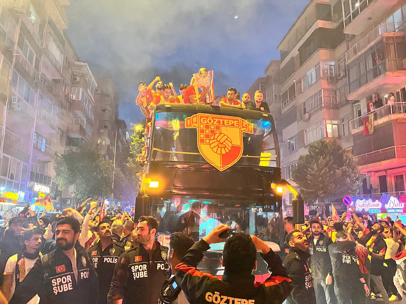 Göztepe'de görkemli kupa töreni