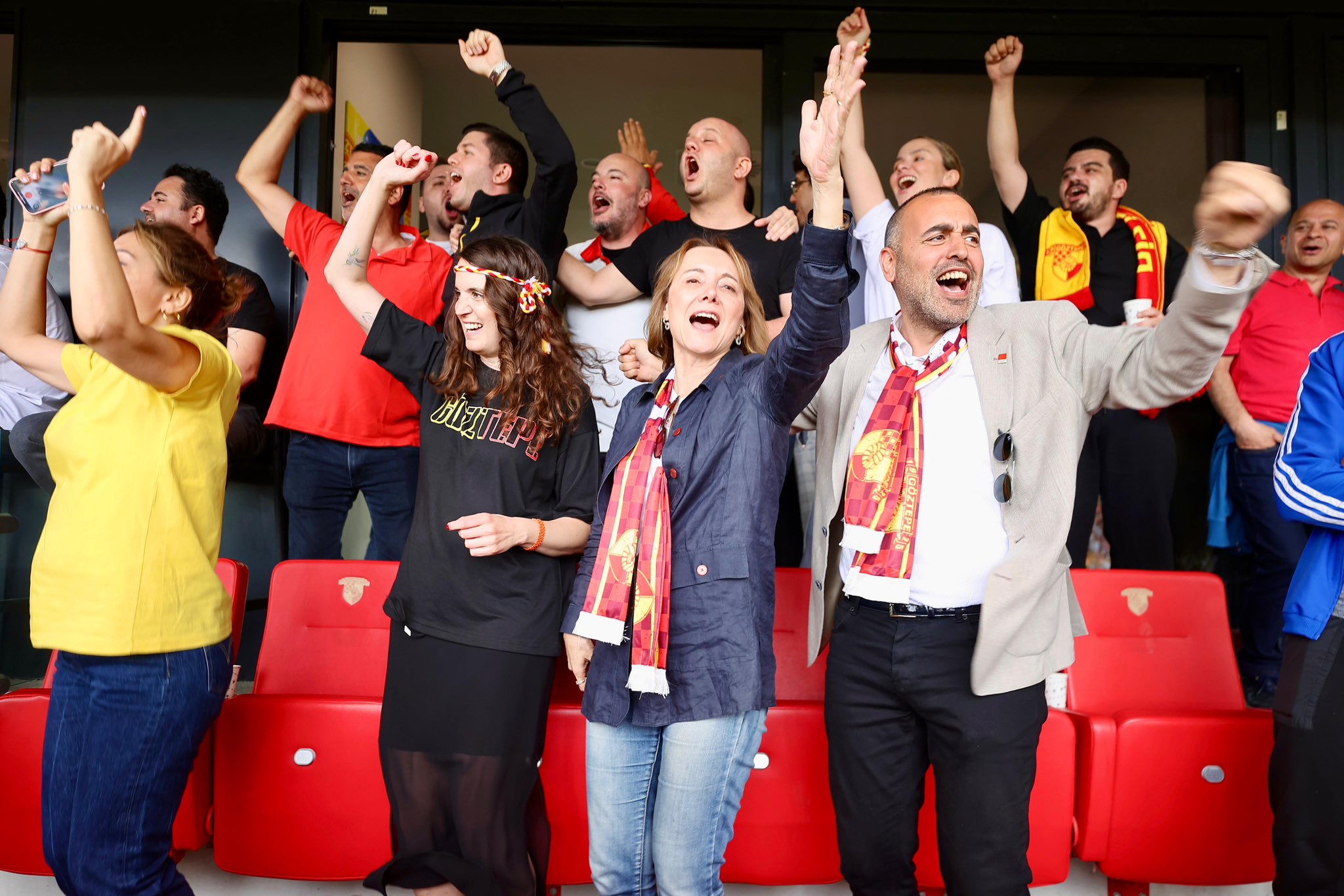 Konak Belediye Başkanı Nilüfer Çınarlı Mutlu, Göztepe'nin Şampiyonluk Coşkusuna Ortak Oldu