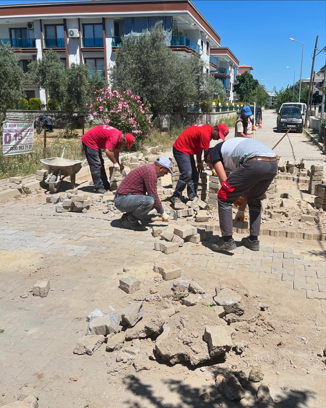 Başkan Çiçek: Menderes’te Bozuk Yol Kalmayacak