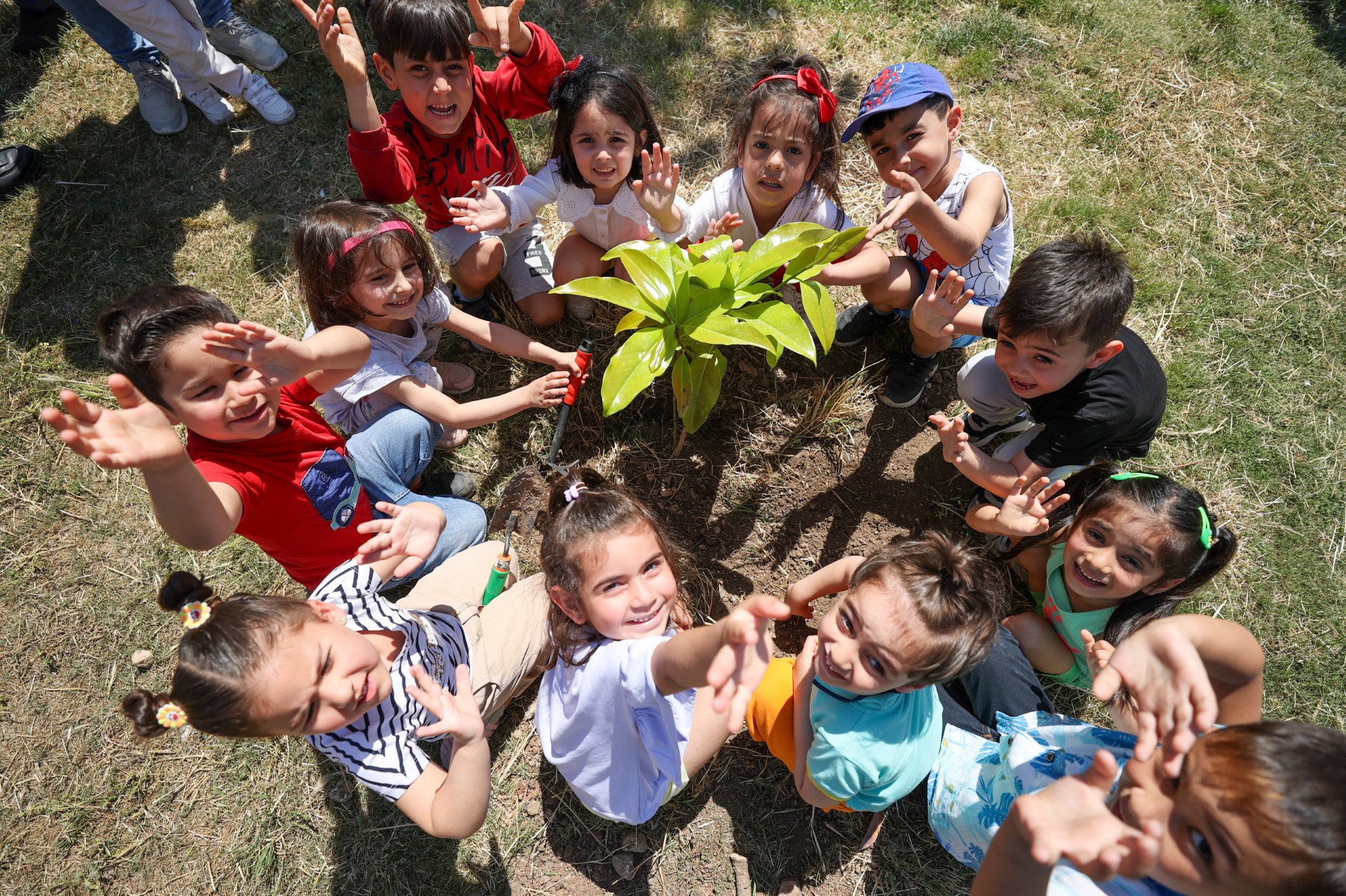 BAŞKAN DUMAN MİNİKLERLE FİDAN DİKTİ