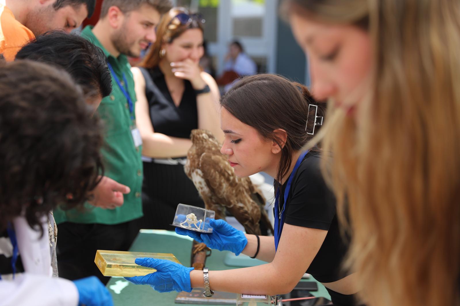 DEÜ'DE 19 MAYIS COŞKUSU: ÖĞRENCİLER BİLİM VE SANAT ŞENLİĞİNDE BİR ARAYA GELDİ