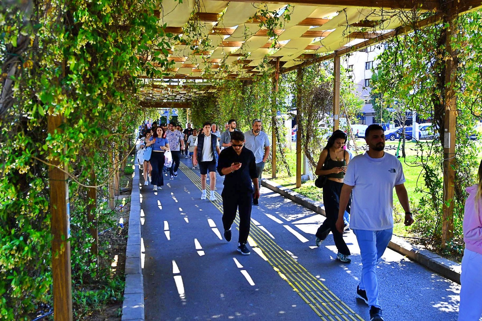 İzmir'de kentin cadde ve meydanları çiçek açtı