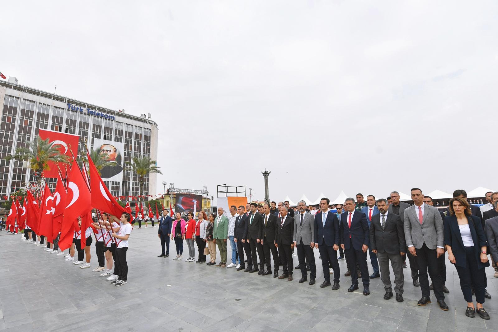 İzmir’de 19 Mayıs coşkusu: Cumhuriyet Meydanı rengarenk