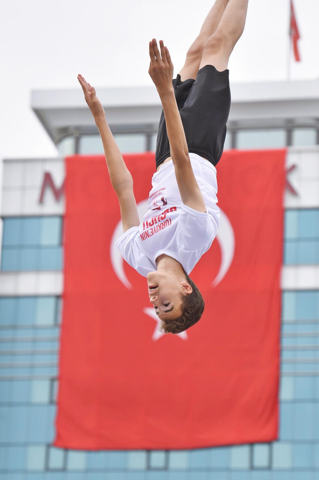 İzmir’de 19 Mayıs coşkusu: Cumhuriyet Meydanı rengarenk