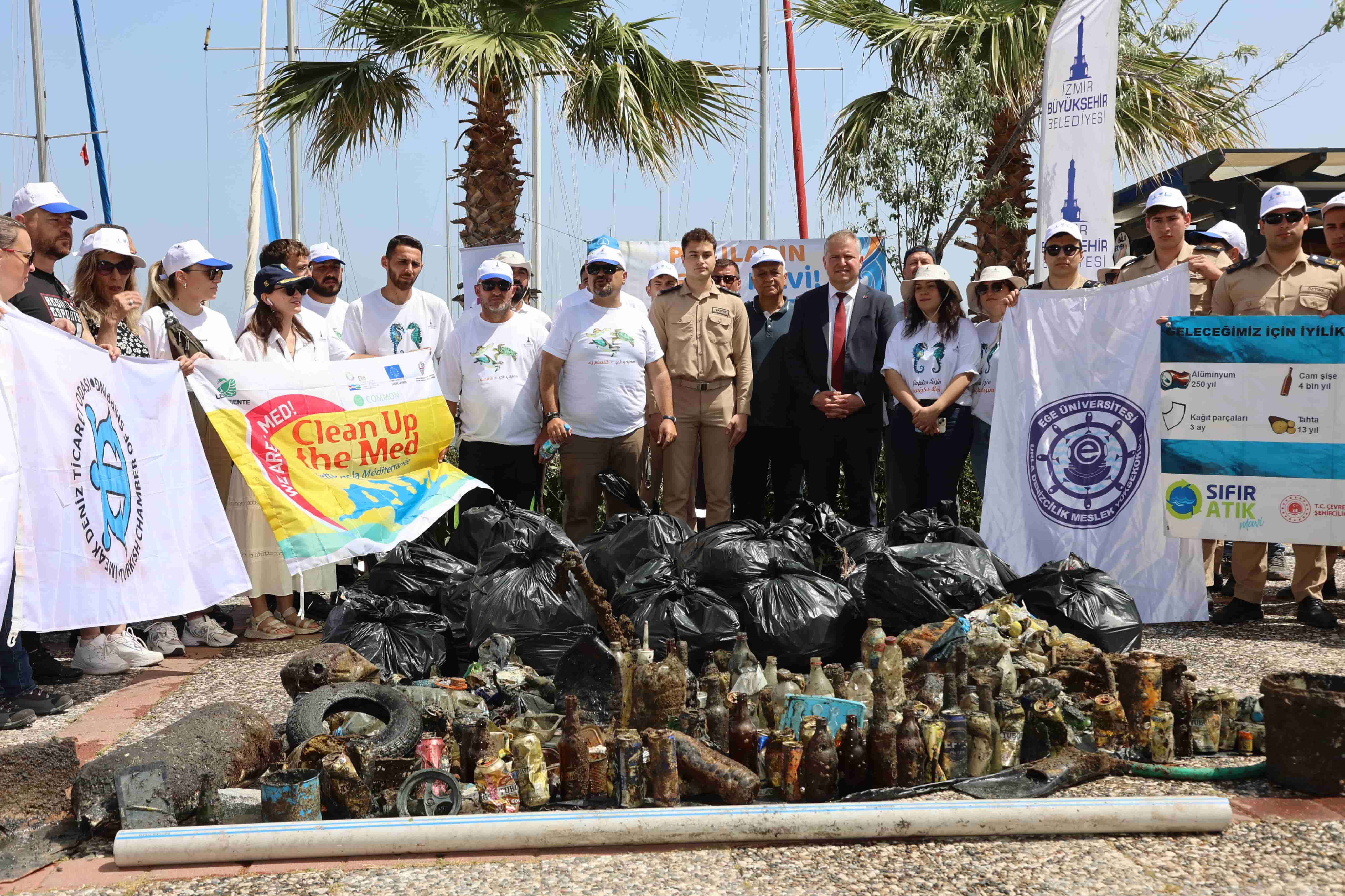 Urla’da kıyı temizleme çalışması gerçekleşti