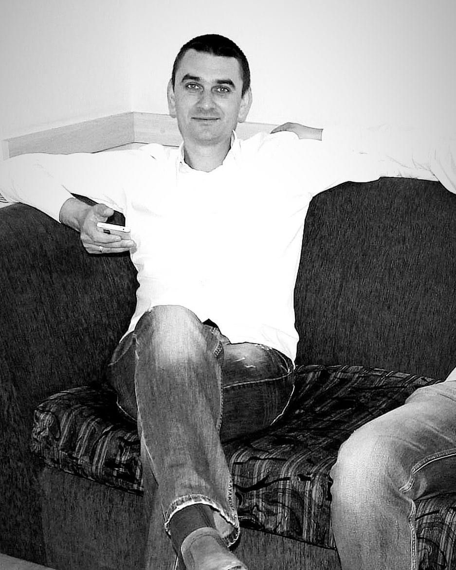 Kahvehane önünde meclis üyesine ateş açtı; polis müdahalesi ile öldü, 2 yaralı