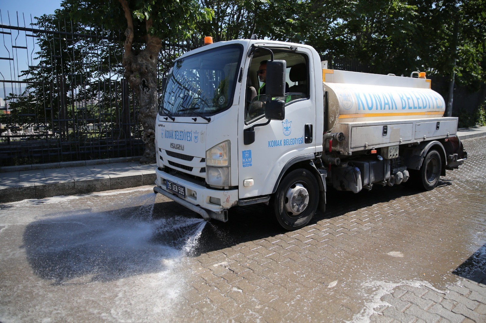 Konak sokaklarında temizlik seferberliği