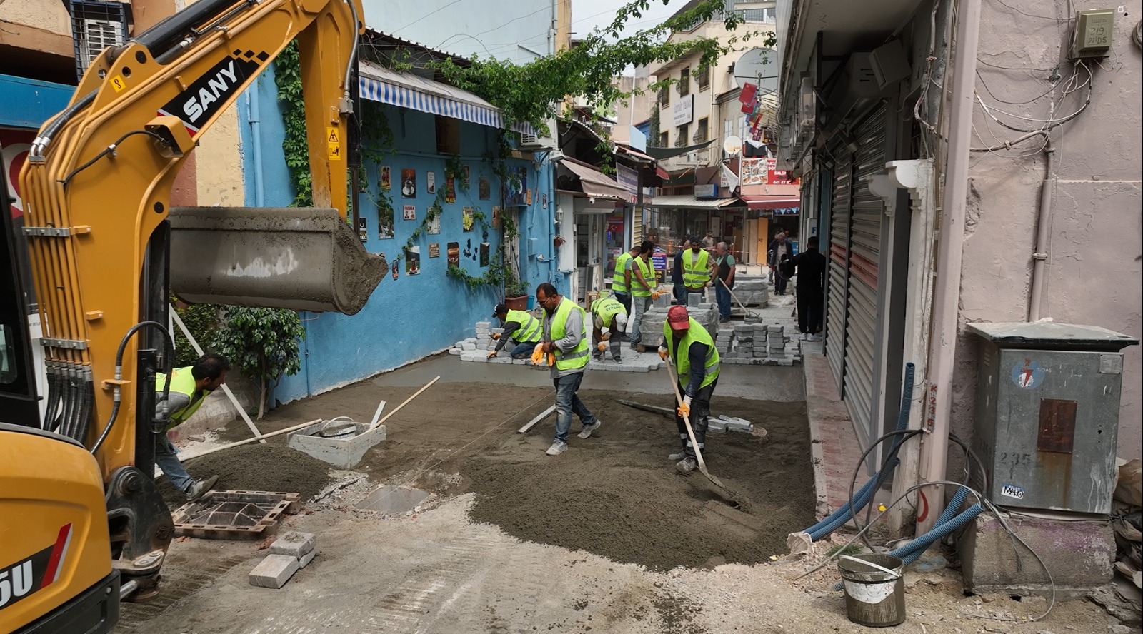 İZBETON ekipleri dört koldan sahada
