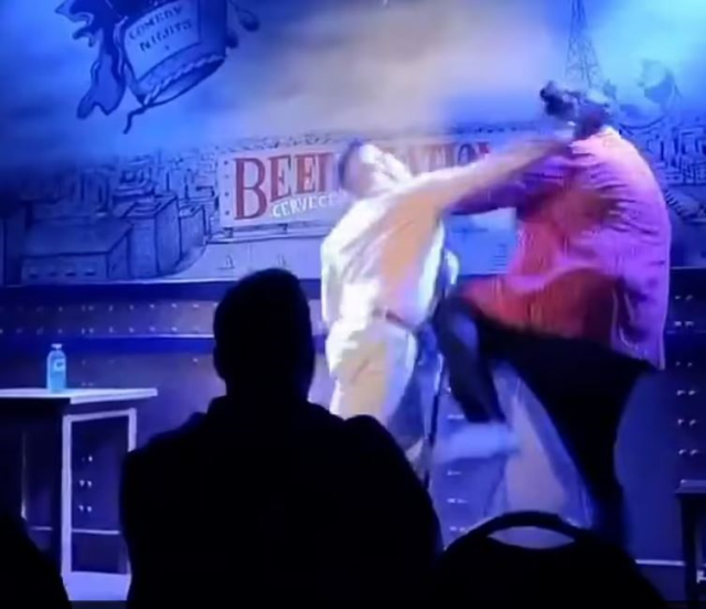 Kızgın baba, Komedyen Caravaca'ya yumruk attı