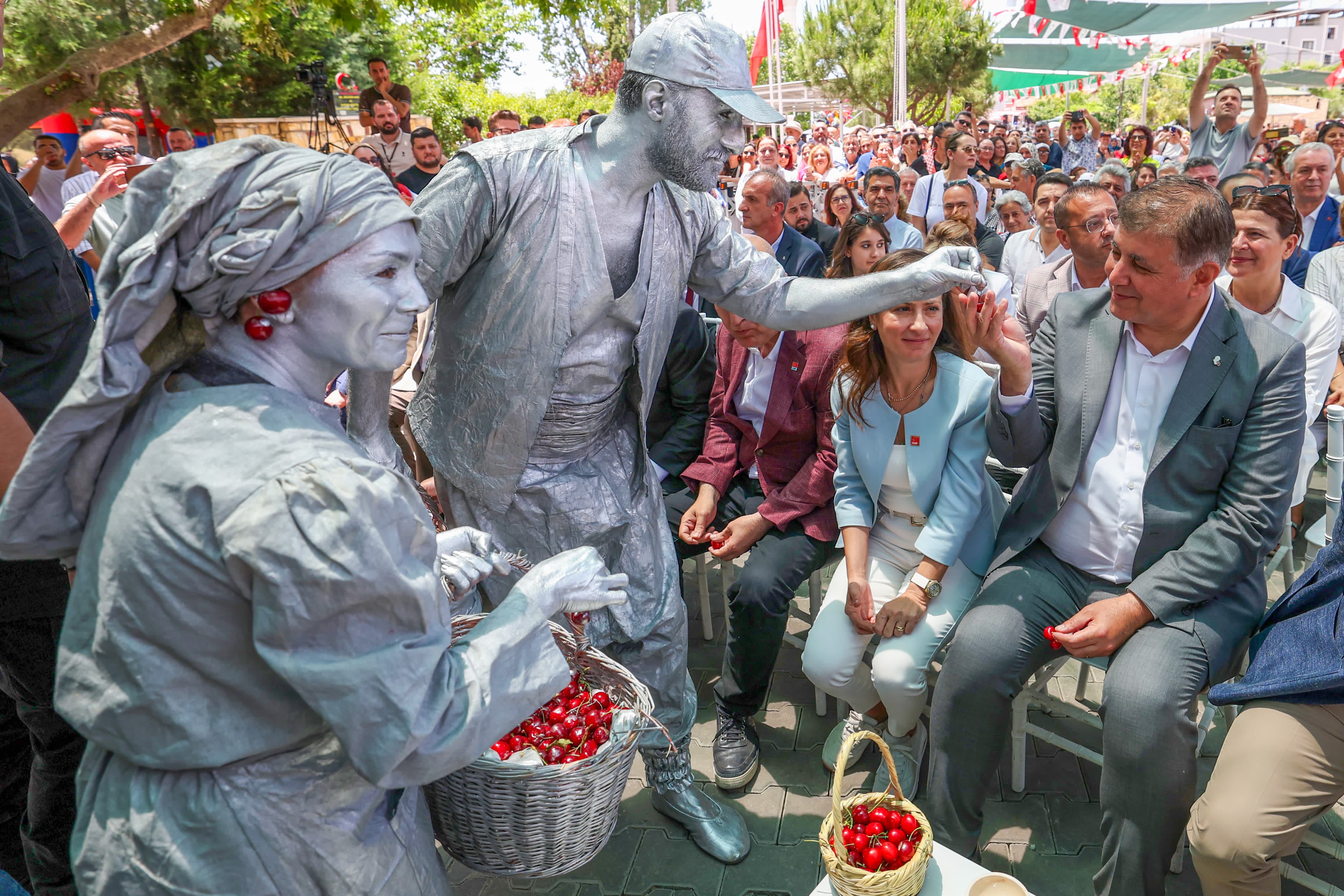 CHP Genel Başkanı Özgür Özel, Bornova Kiraz Festivali'nde konuştu: "İzmir ikinci memleketim"