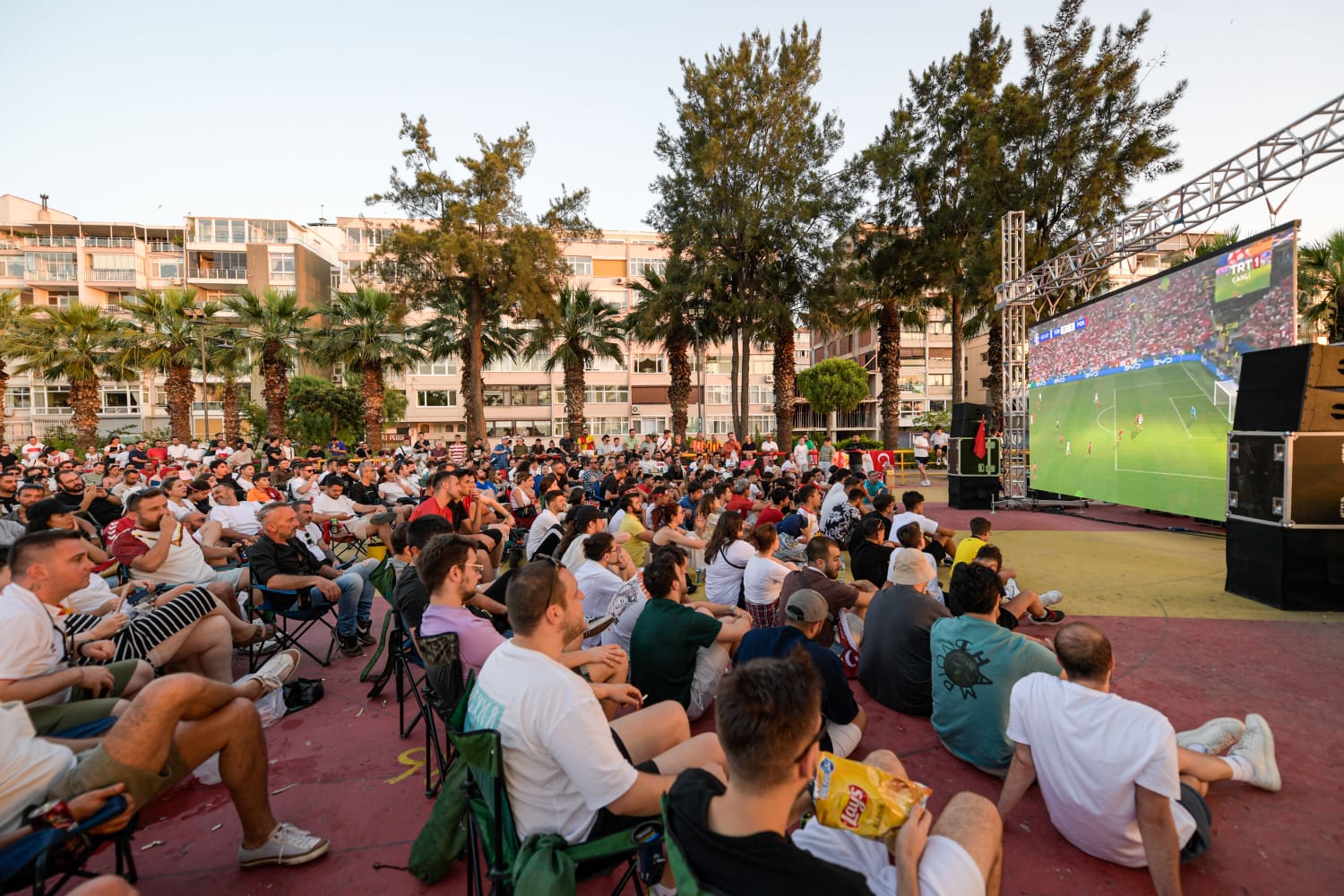 İzmirliler milli heyecanı  dev ekranların karşısında yaşadı