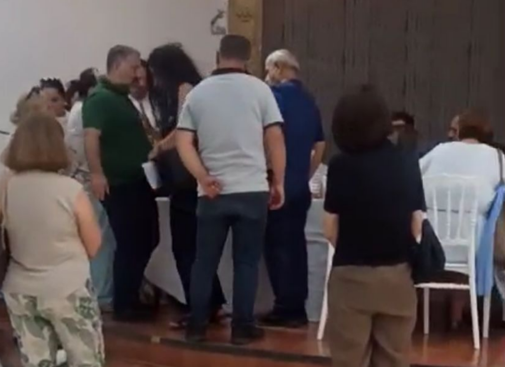 CHP Buca'da mavi ve beyaz liste salonu terk etti