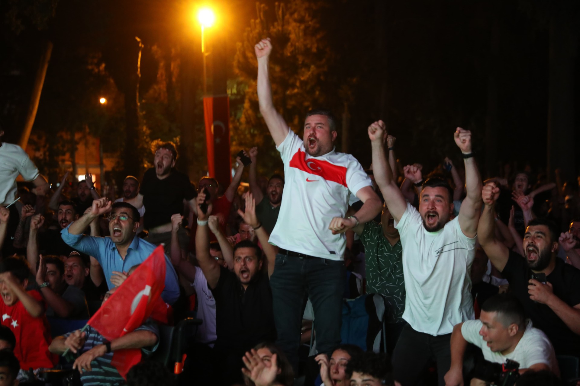 Buca’da millî maç coşkusu Hasanağa Bahçesi’ne sığmadı