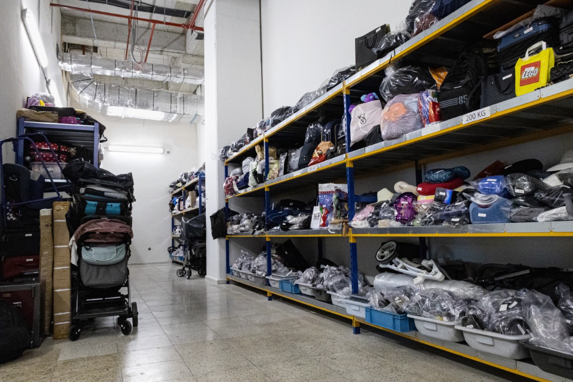 İzmir havalimanında unutulan eşyalarla  adeta mağaza açılır