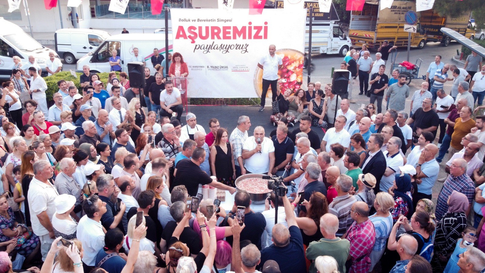 Karşıyakalılar aşurenin bereketini paylaştı