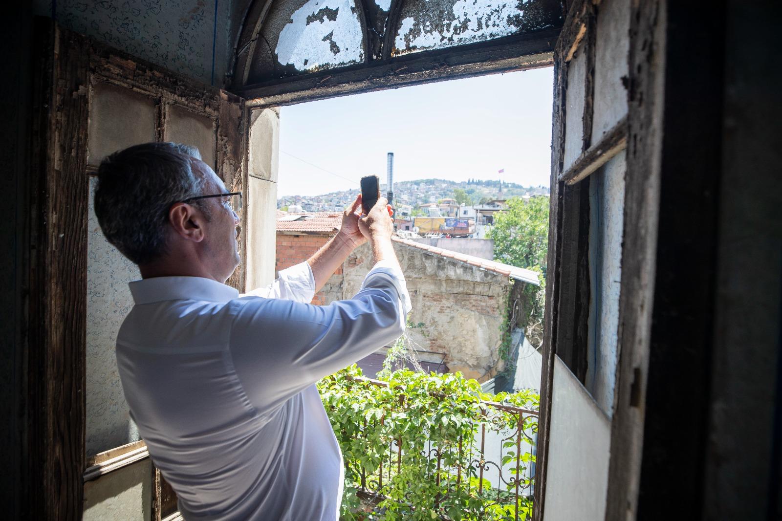 Başkan Tugay ve Mahir Polat tarihi Basmane semtinde incelemelerde bulundu