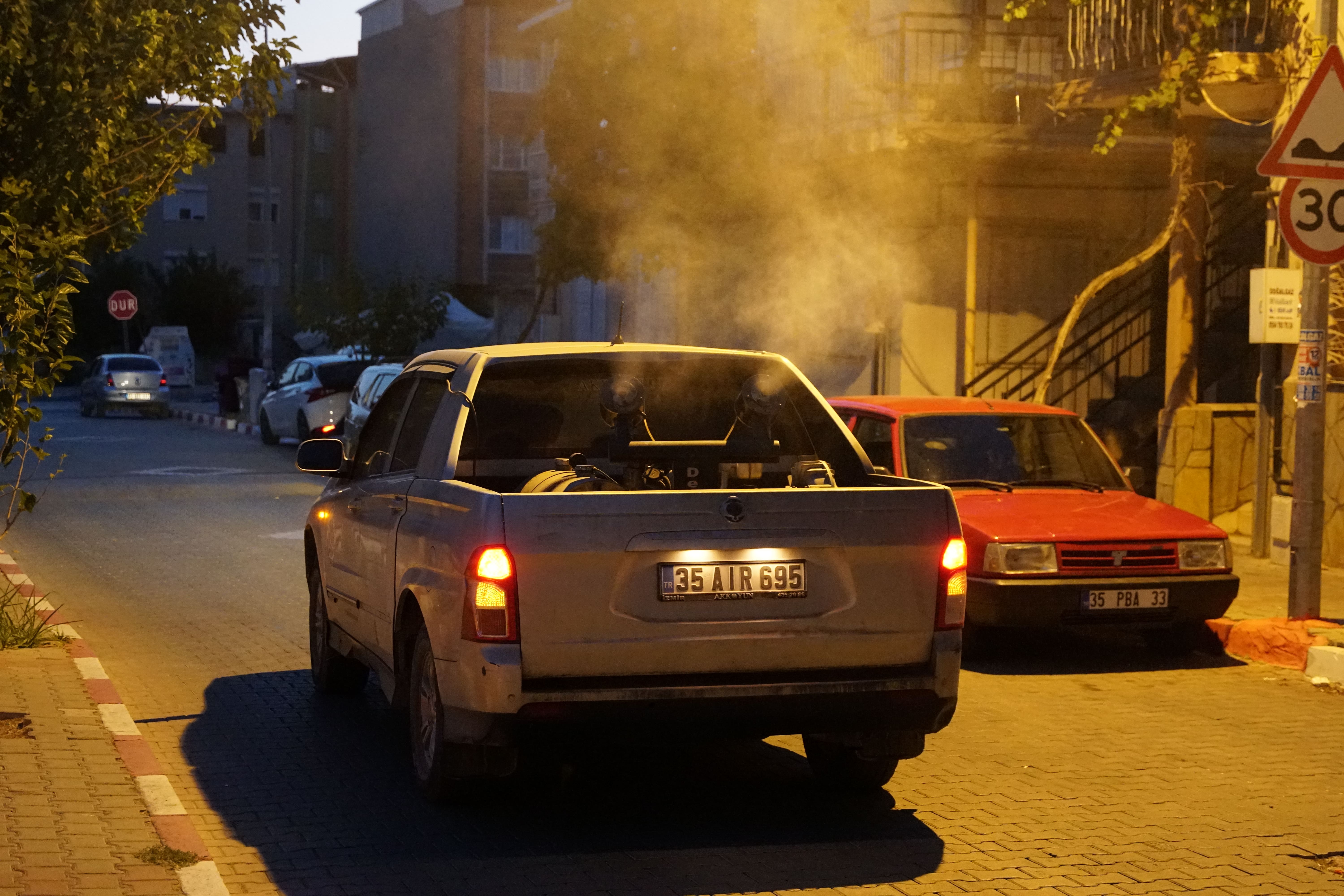 KEMALPAŞA'DA İLAÇLAMA SEFERBERLİĞİ SÜRÜYOR