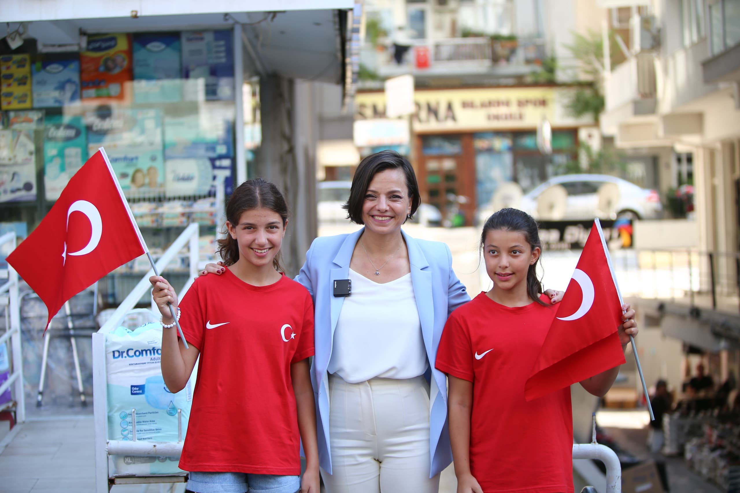 Karabağlar 30 Ağustos'ta bayraklarla donatıldı