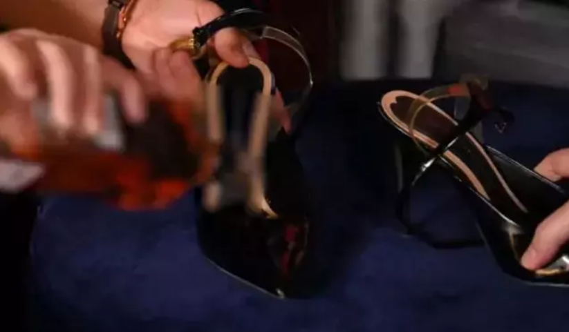 'Bu neyin kafası' dedirttiler! Didem Soydan'ın önce ayaklarını öptü sonra ayakkabısından içki içti