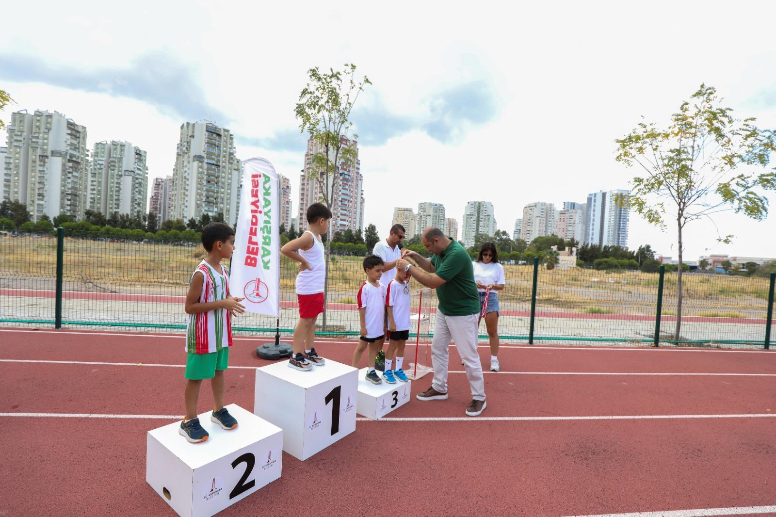 Karşıyakalı çocuklar atletizm şenliğinde buluştu