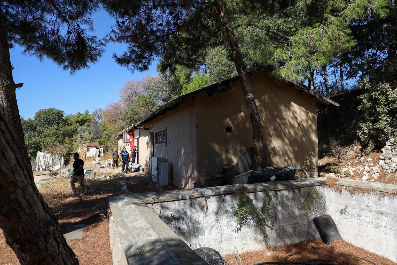 Buca’da metruk binalar tek tek yıkılıyor