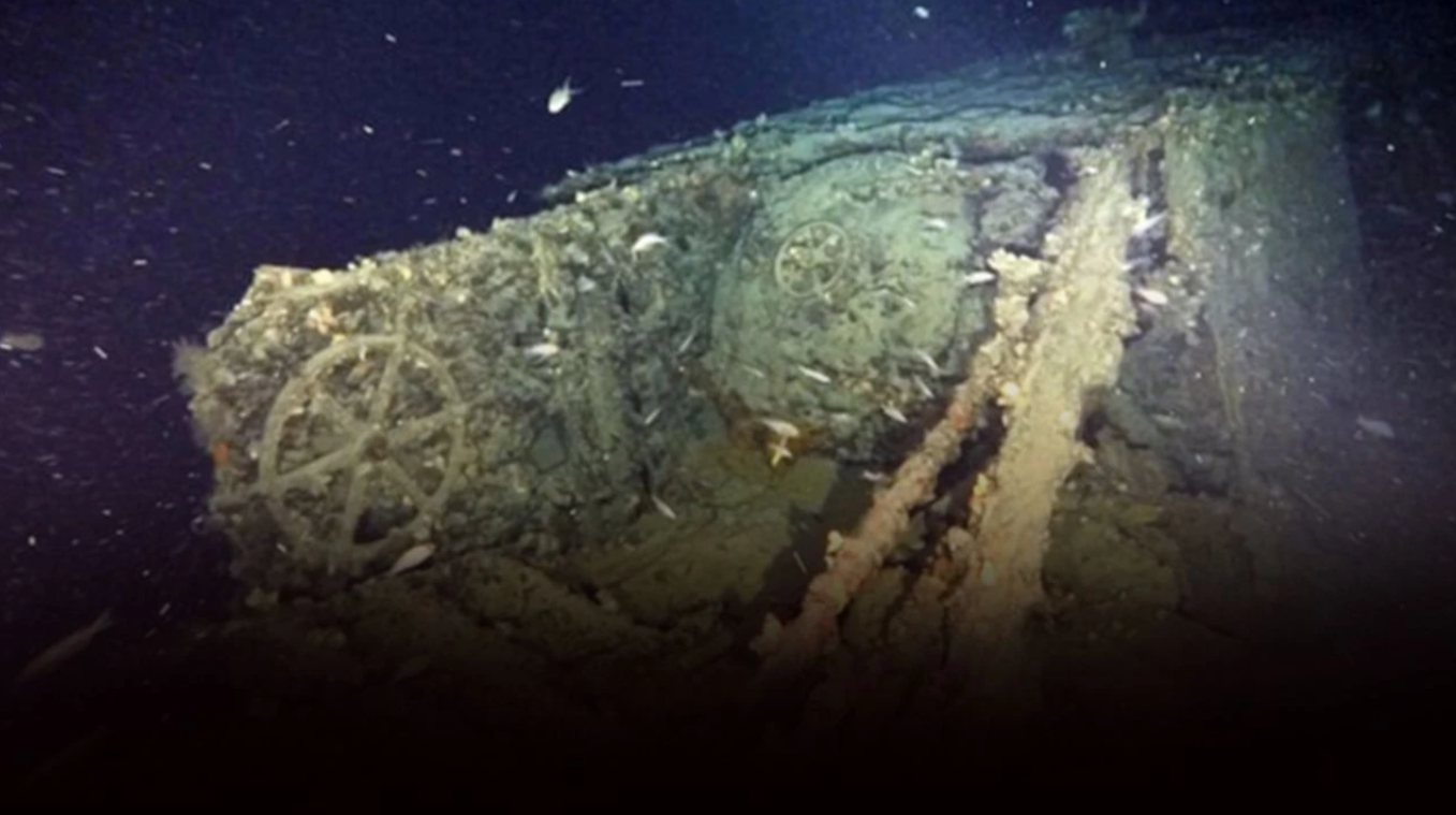 İngilizlerin casus denizaltı İzmir'de bulundu....