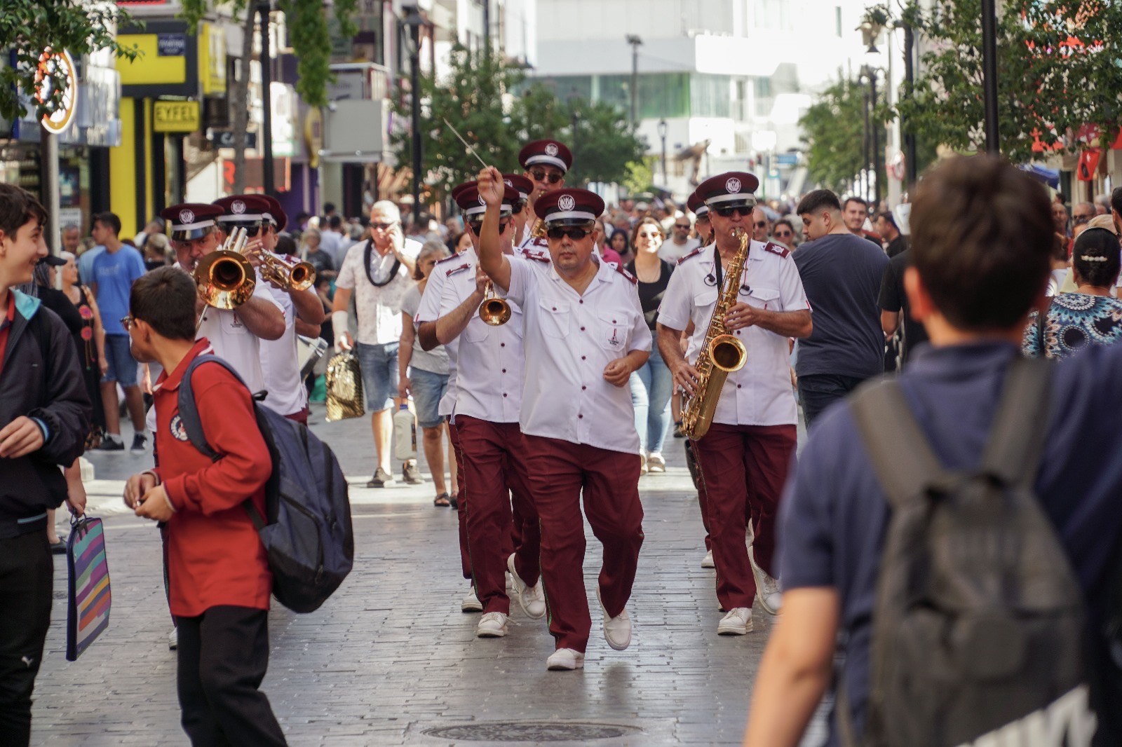 Karşıyaka Belediye Bandosu’ndan coşku dolu sokak konserleri