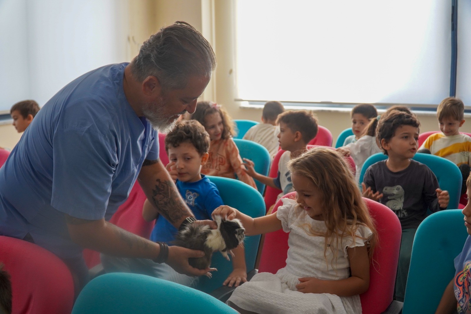 Karşıyakalı çocuklara hayvan sevgisi aşılanıyor