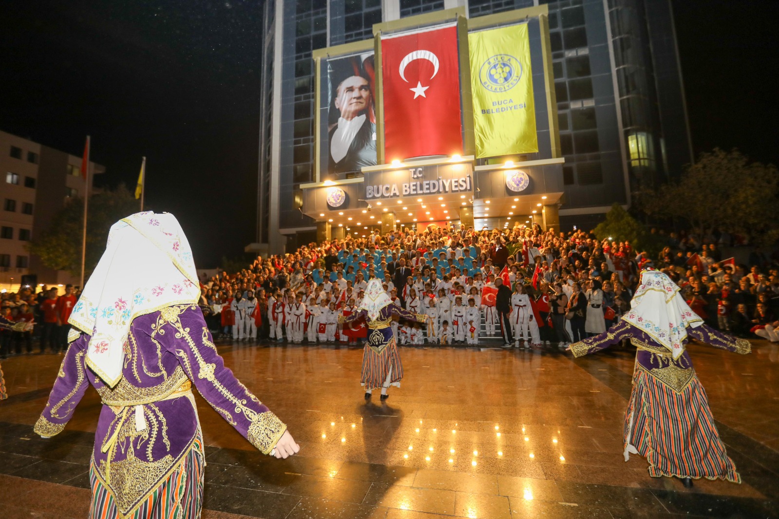 Buca’da Cumhuriyet coşkusu meydanlara sığmad