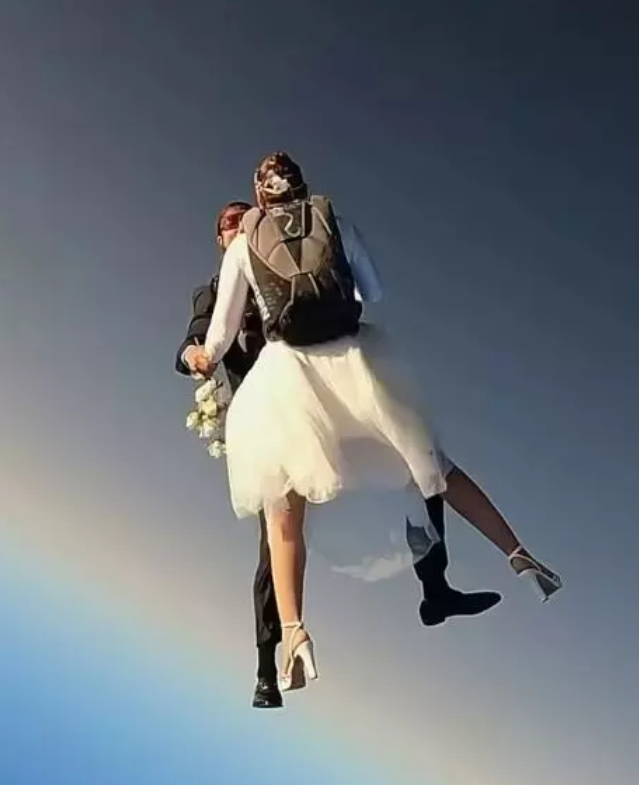 "Dünyanın en çekici paraşütçüsü" gökyüzünde evlendi