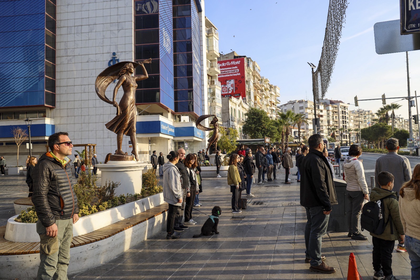 Karşıyaka’da hayat durdu; kalpler Atatürk için attı!