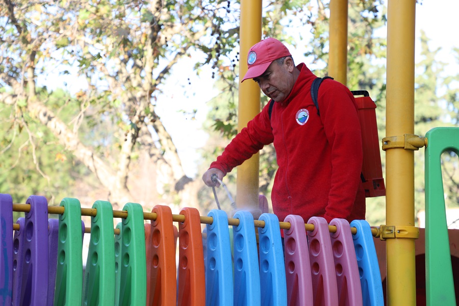 Menderes’te Parklar Dezenfekte Edildi