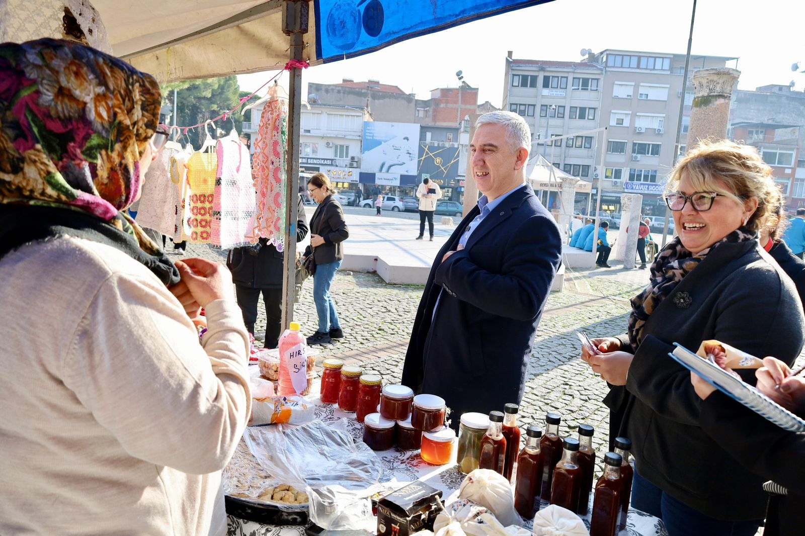 Bergama Belediyesi Üreten Kadınlar İçin Yeni Yıl Pazarı Kurdu