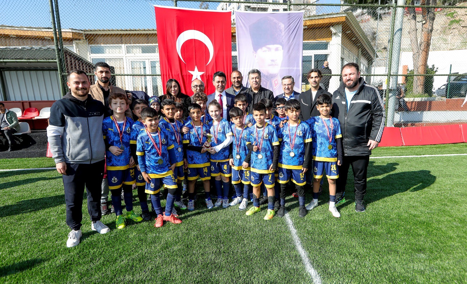 Bayraklı’da U-10 Cup turnuvası görkemli finalle tamamlandı