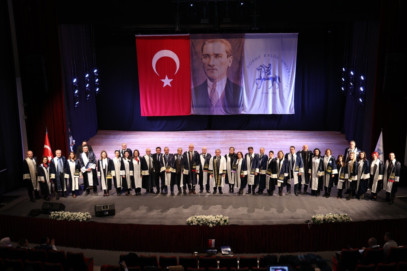 DEÜ AKADEMİK GÜCÜYLE BÜYÜYOR: ATANAN VE YÜKSELEN 452 AKADEMİSYEN ONURLANDIRILDI