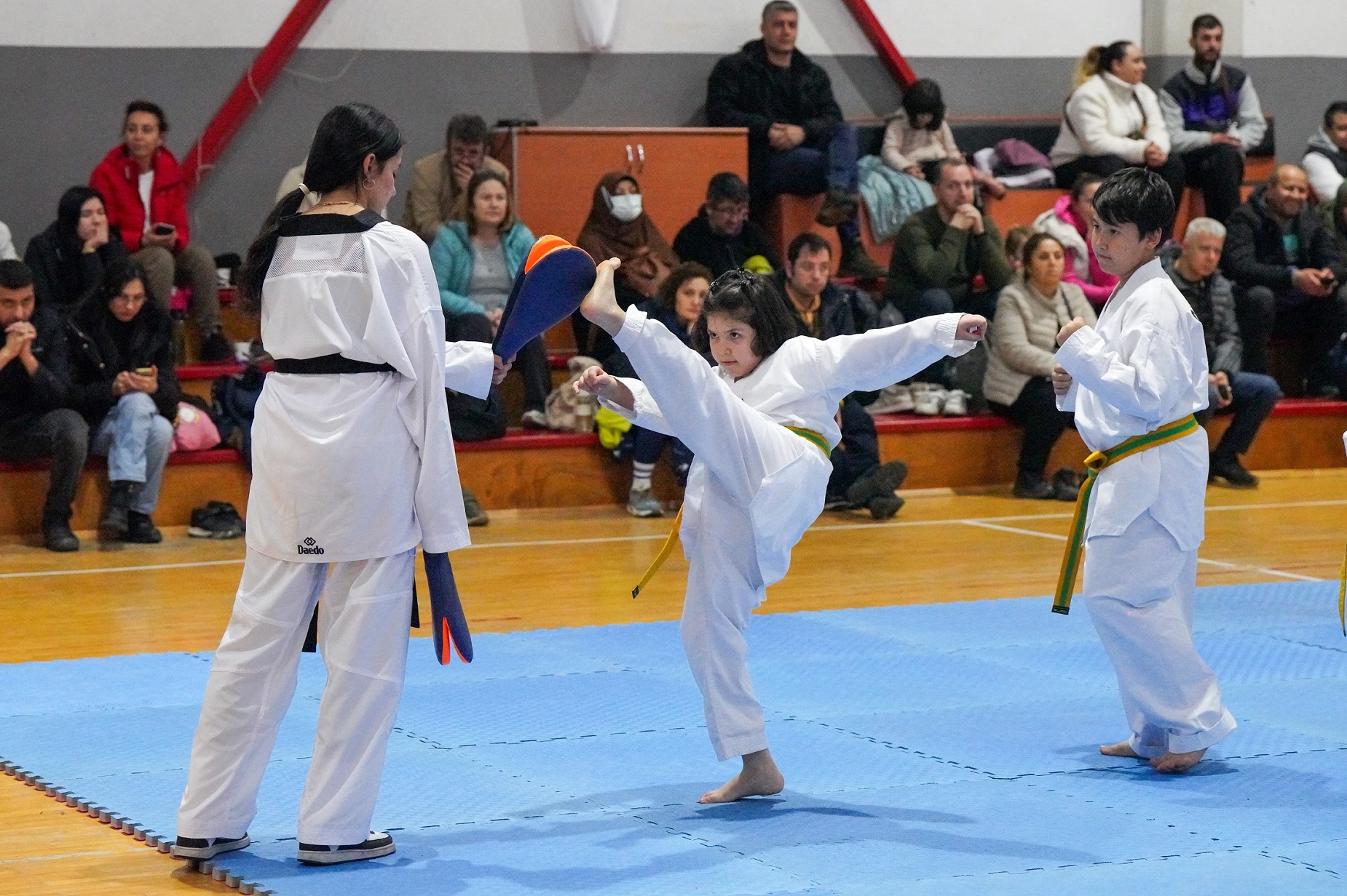 Gaziemir’in taekwondocuları kuşak heyecanı yaşadı