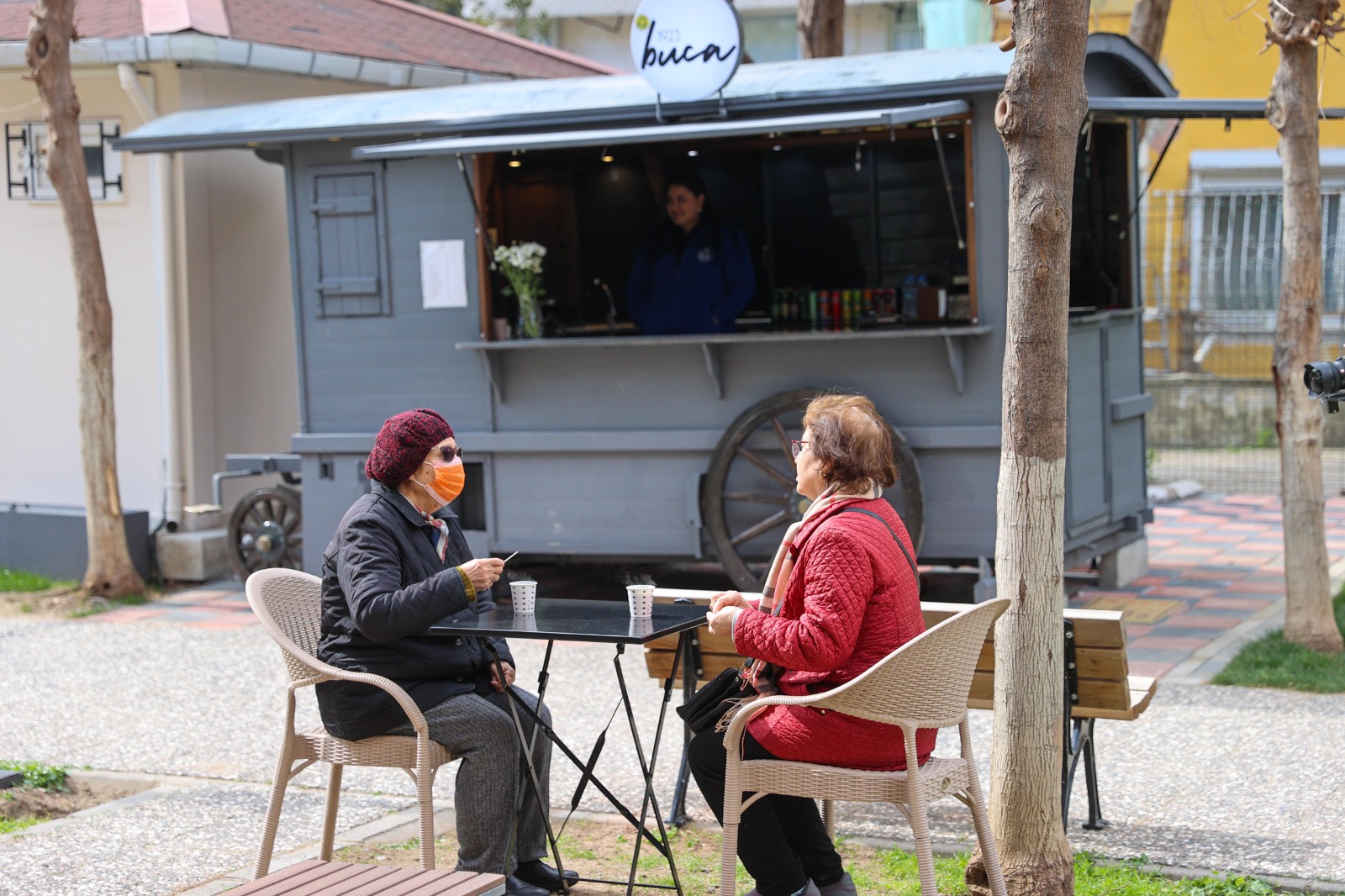 Buca Belediyesi Çınarlar Buluşma Noktası’nı hizmete açtı