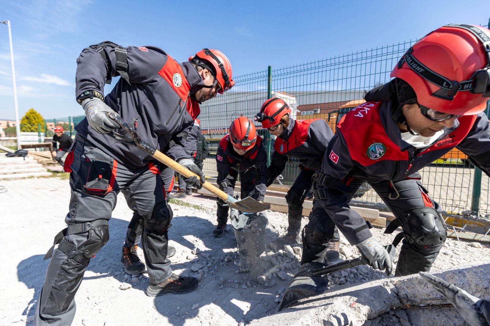 Karşıyaka Belediyesi Arama Kurtarma Ekibi’ne enkaz eğitimi