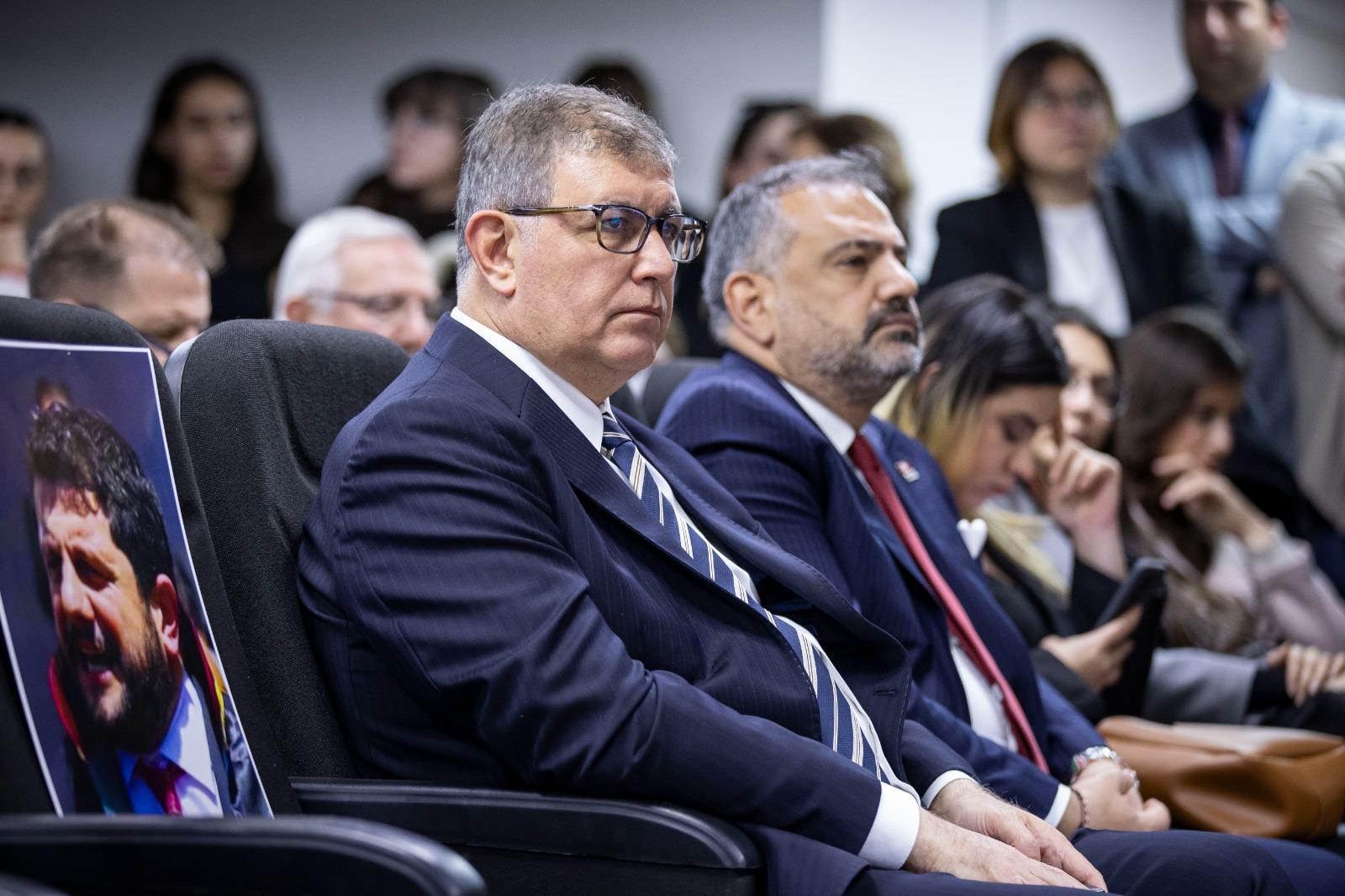 Başkan Tugay hukukçuların paneline katıldı Barolar da avukatlar da direnecek