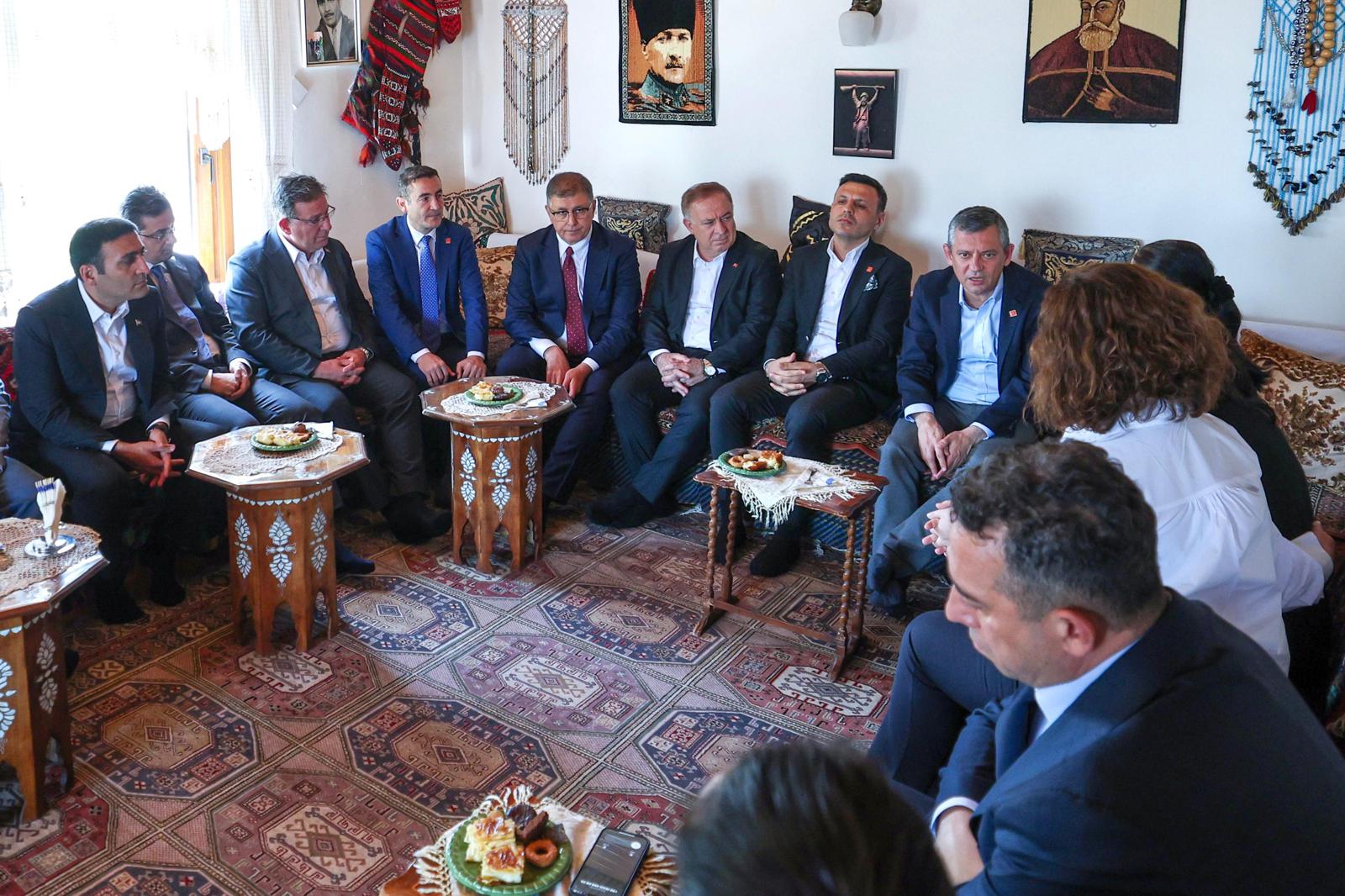 Başkan Tugay, İstanbul'da CHP Genel Başkanı Özgür Özel ile bir araya geldi