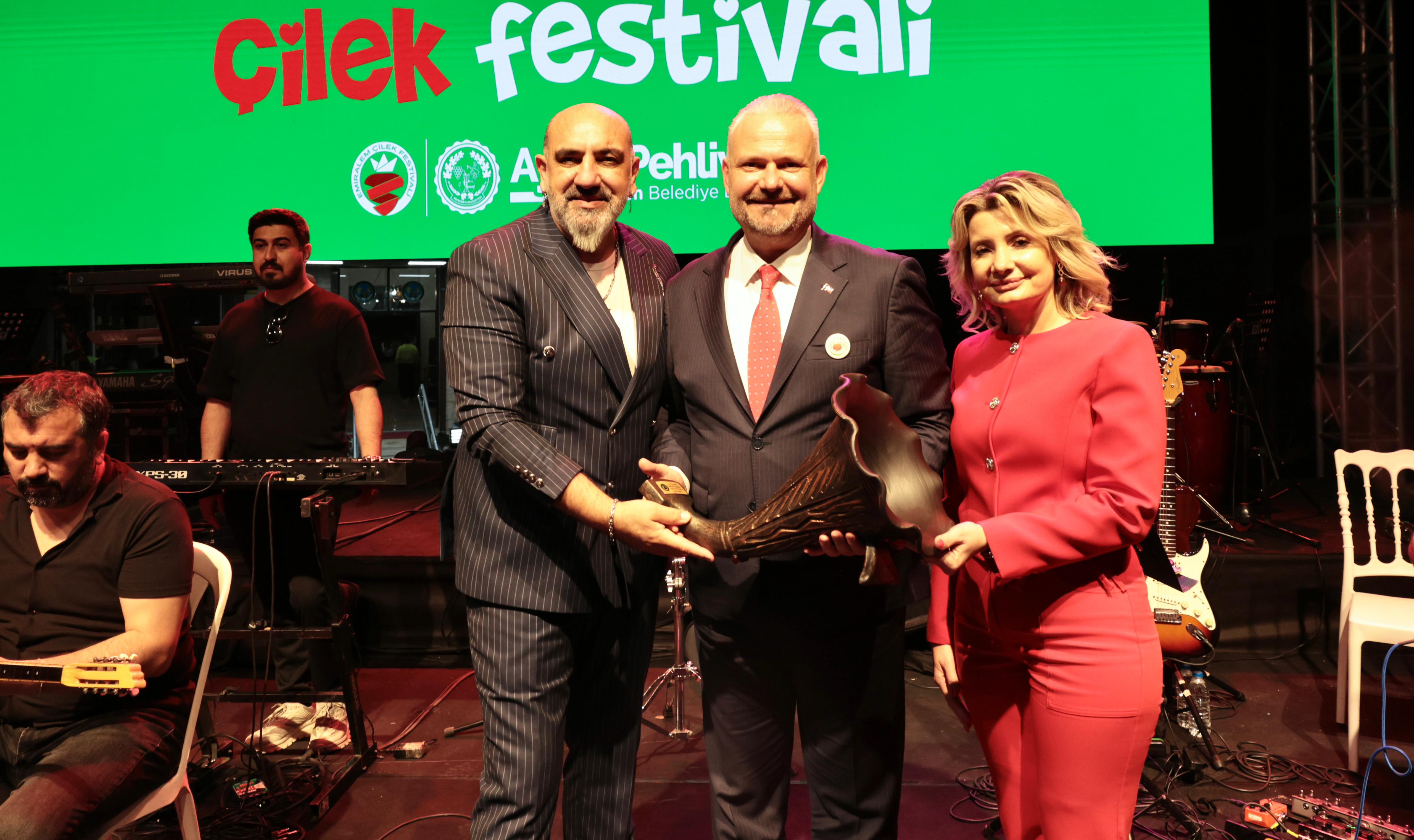 Emiralem Çilek Festivali'ne muhteşem başlangıç