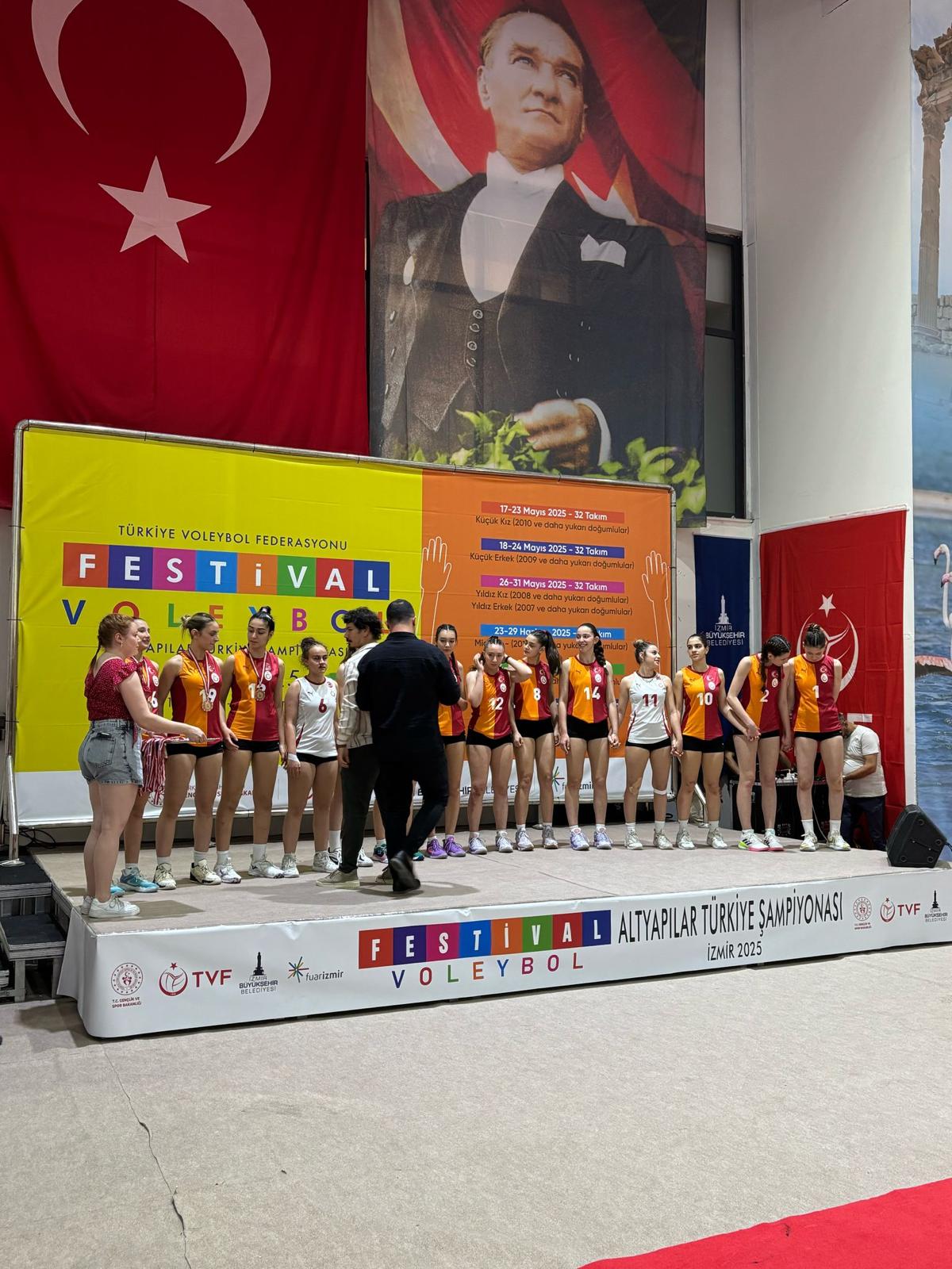 Festival Voleybol'da ilk ödüller verildi