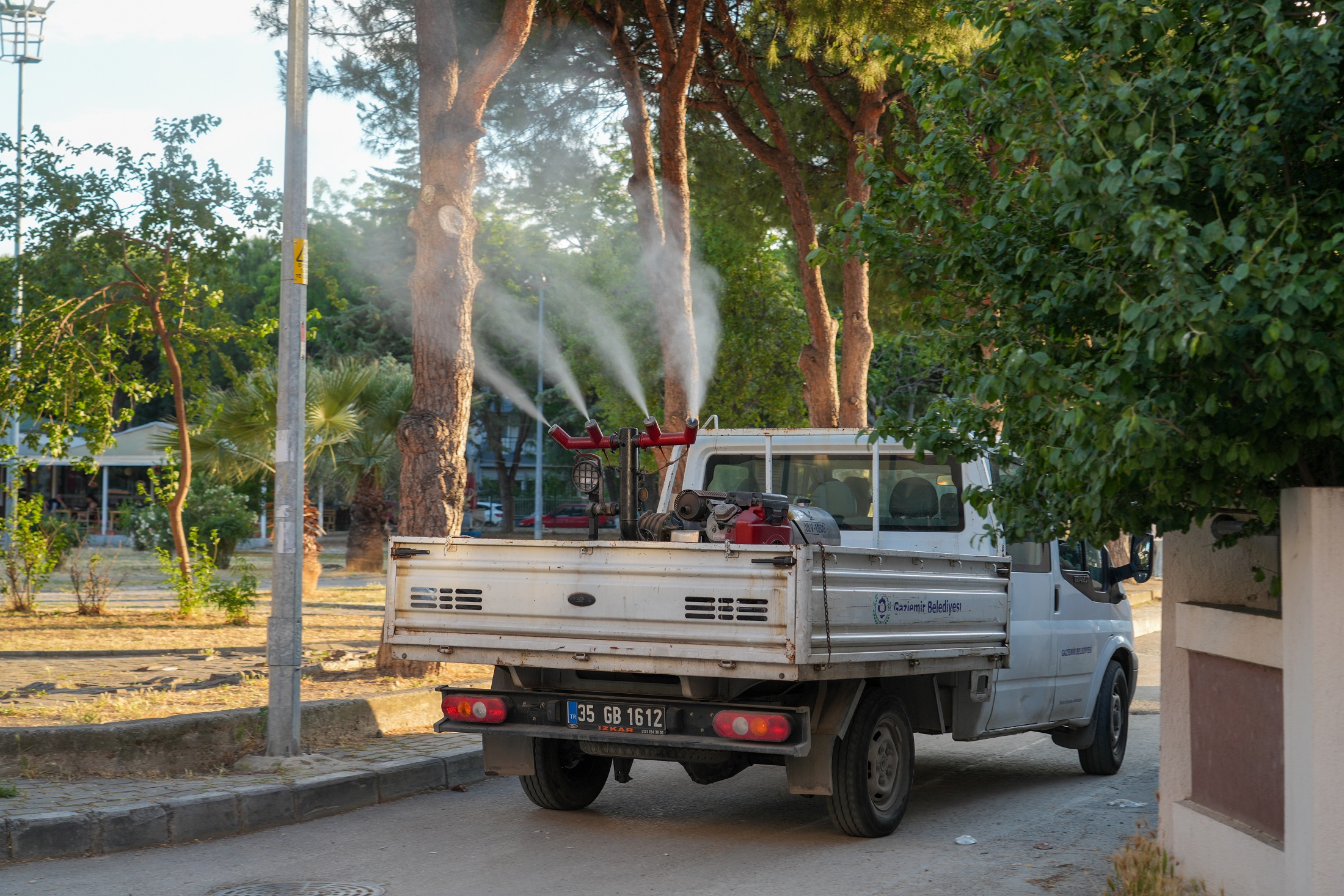 Gaziemir’de sivrisineklere karşı ilaçlama çalışmaları hız kazandı