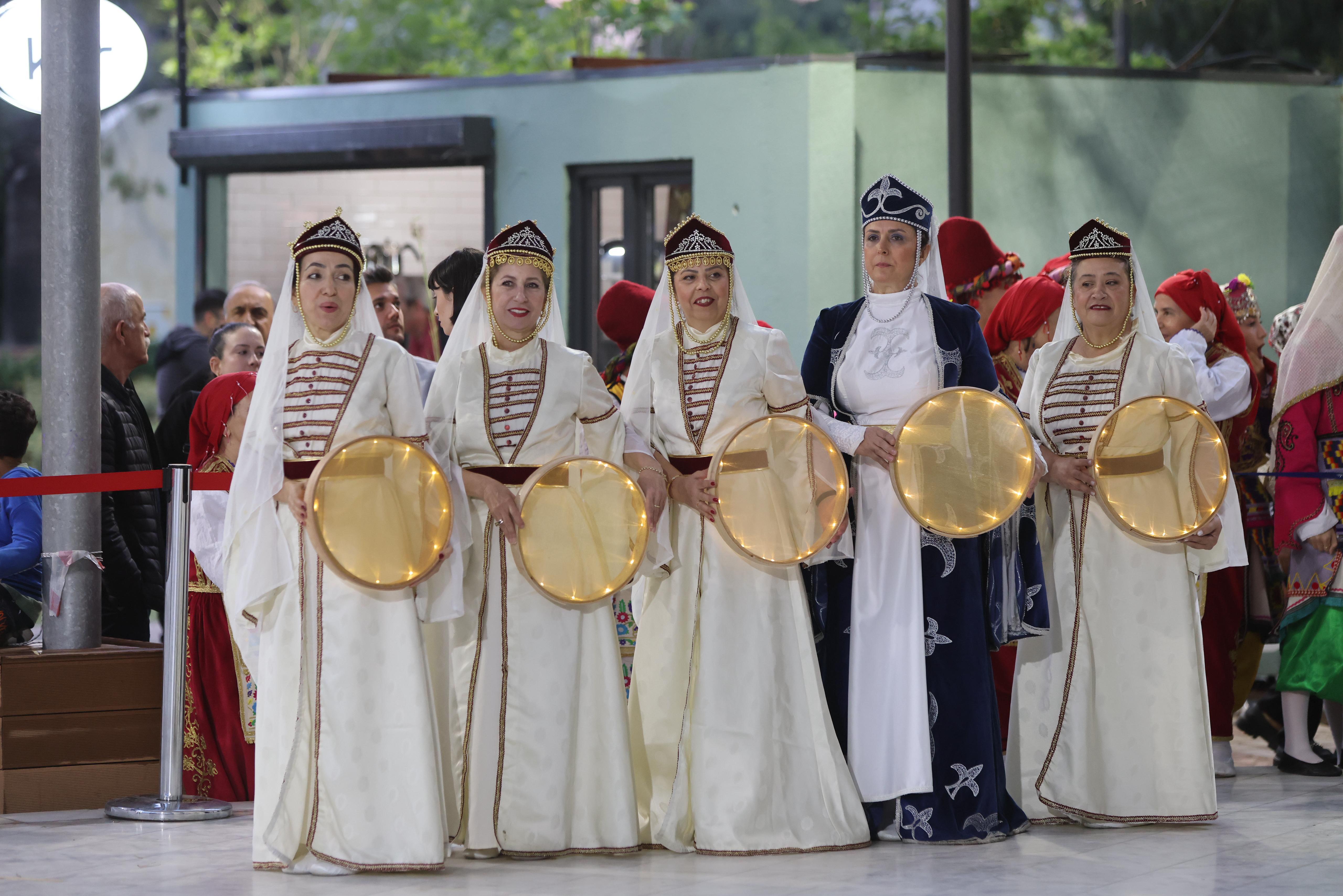 Karabağlar’da 19 Mayıs coşkusu halk oyunlarıyla taçlandı