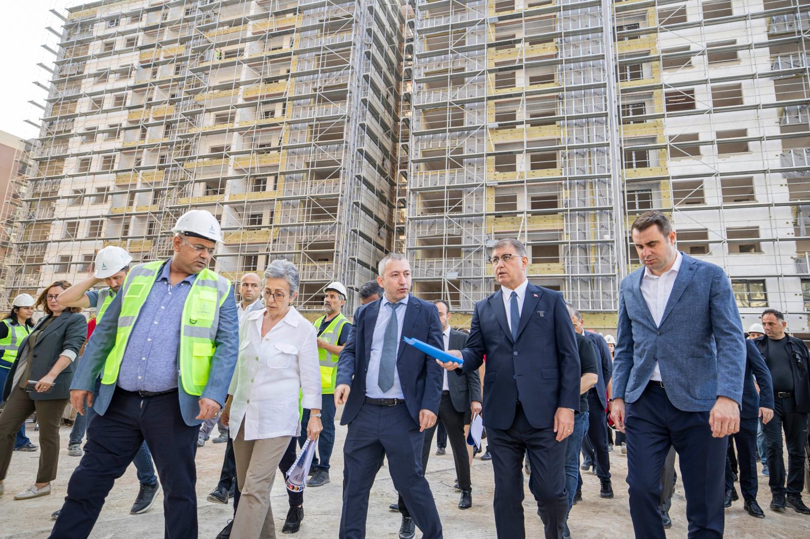 Başkan Tugay Örnekköy’deki kentsel dönüşüm projesi için sahada